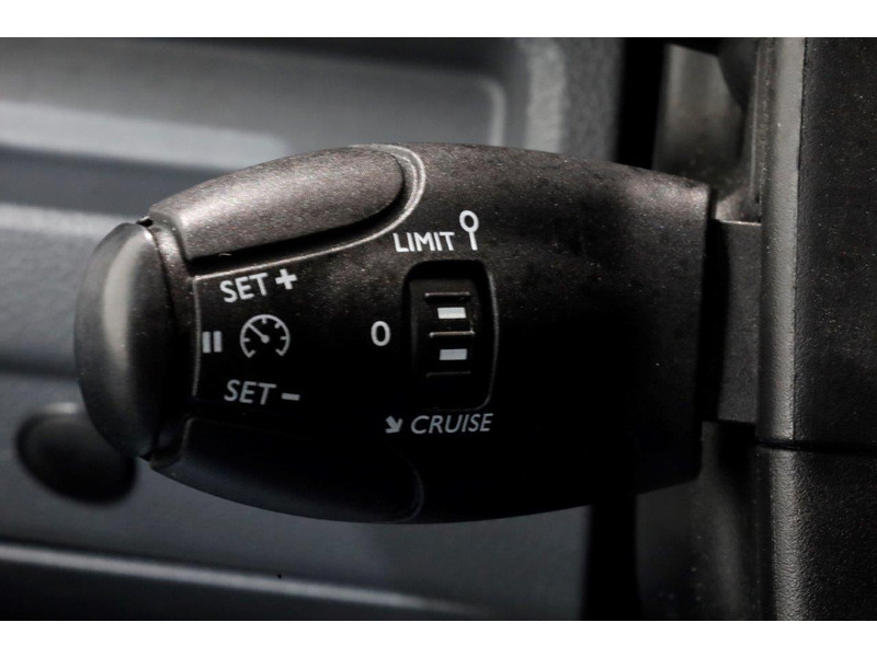 41130952-opel-vivaro-16