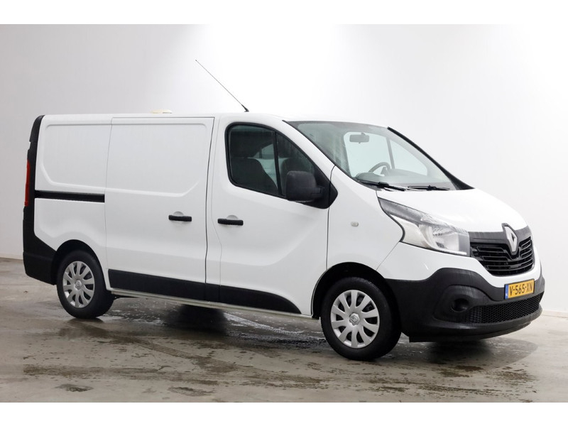 42053118-renault-trafic-10