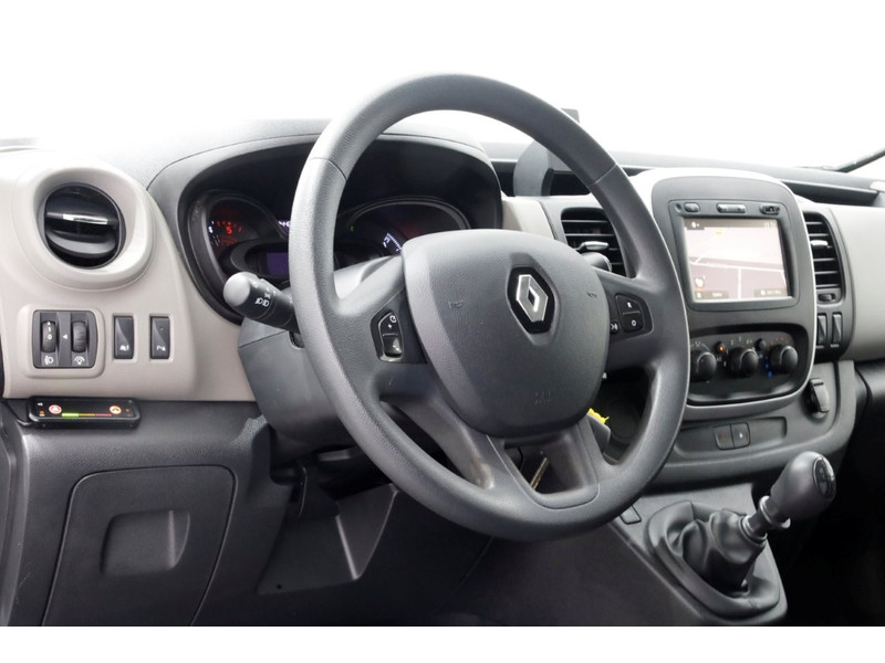 42053118-renault-trafic-12