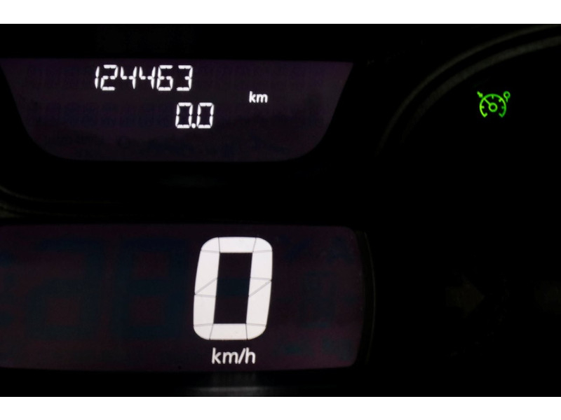 42053118-renault-trafic-14