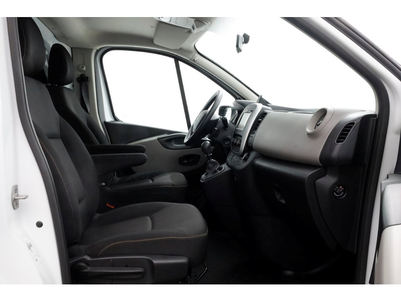 42053118-renault-trafic-3