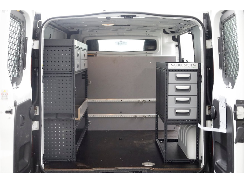 42053118-renault-trafic-5