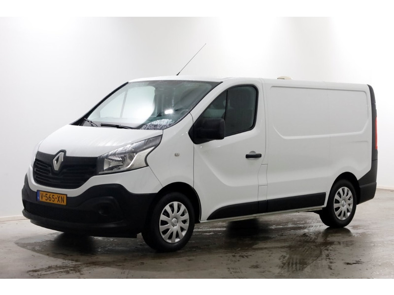 42053118-renault-trafic-8