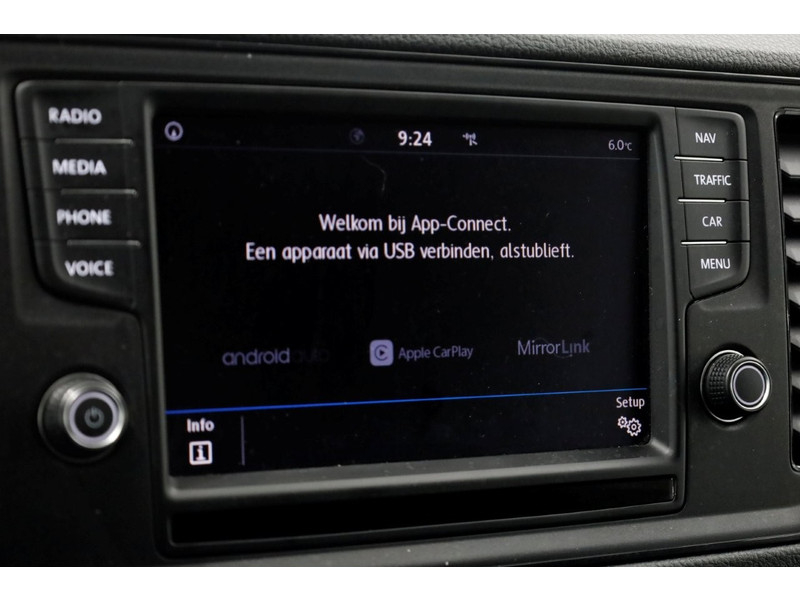 42310219-volkswagen-crafter-14