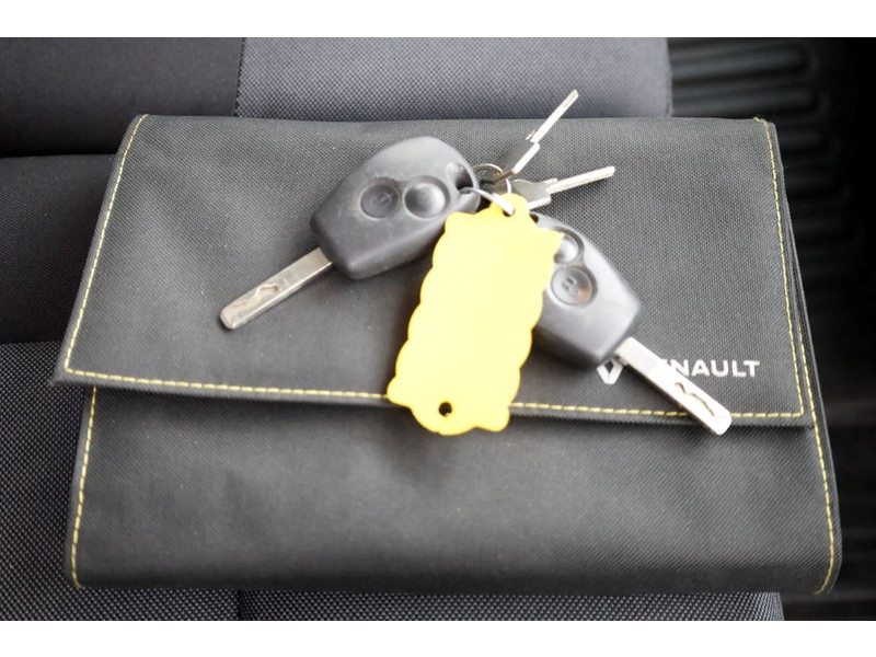 42573361-renault-master-7