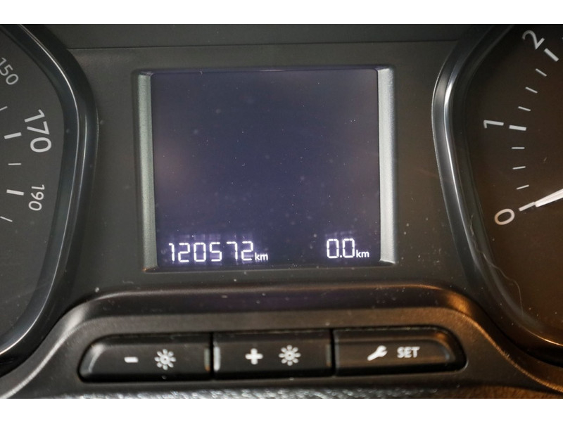 42573458-opel-vivaro-15