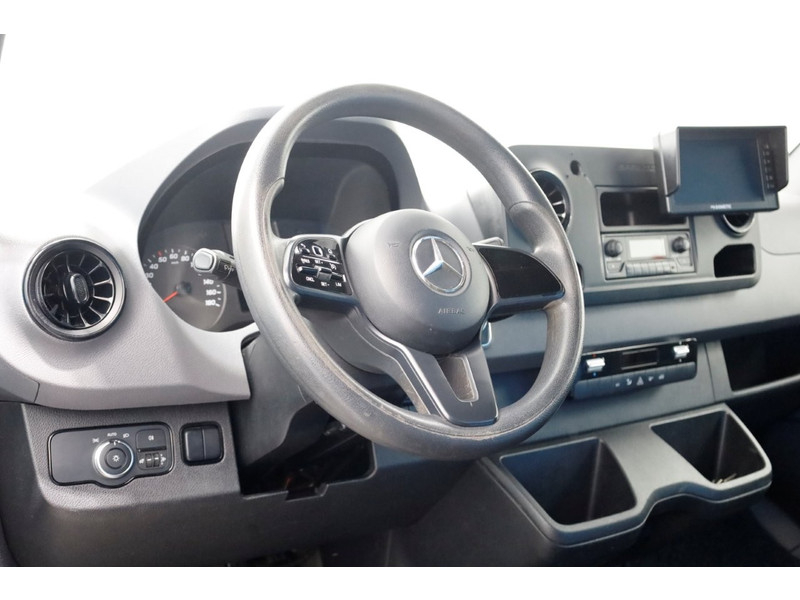 43062189-mercedes-benz-sprinter-12