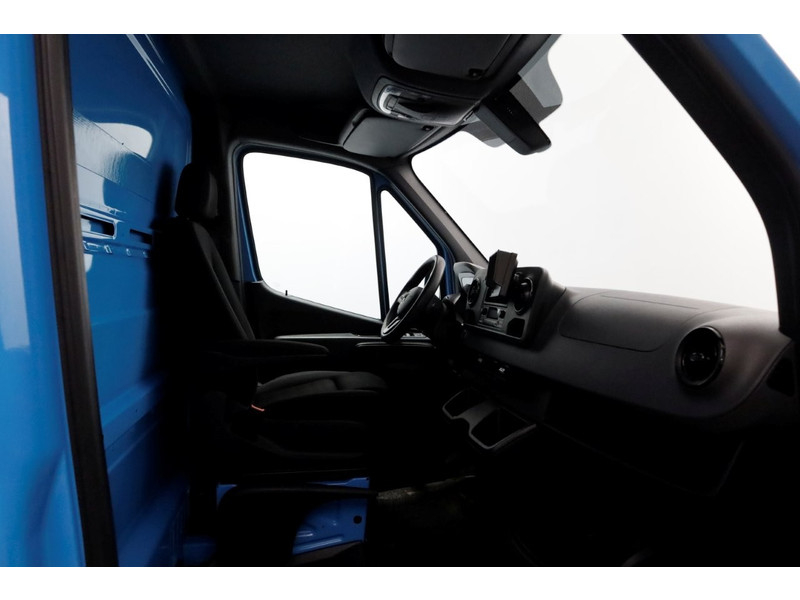 43062189-mercedes-benz-sprinter-3