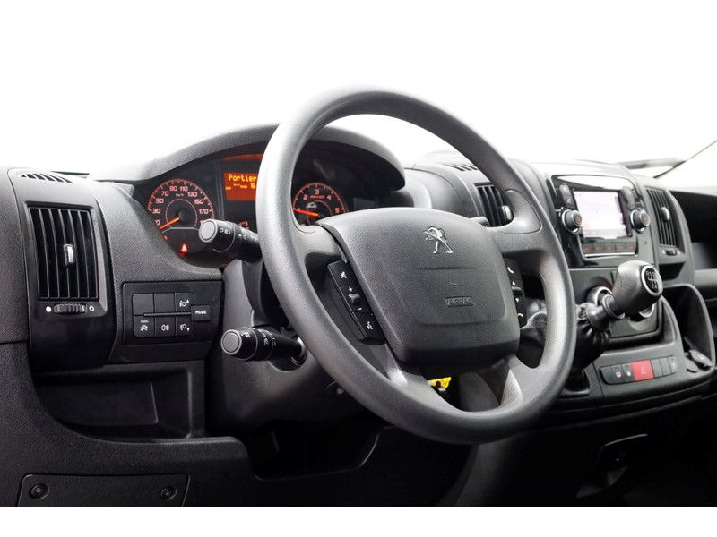 43100258-peugeot-boxer-12