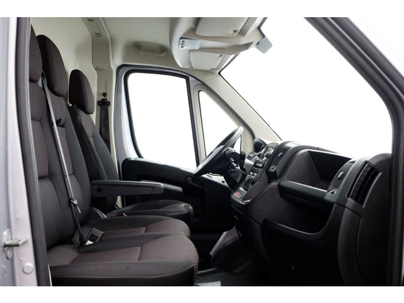 43100258-peugeot-boxer-3