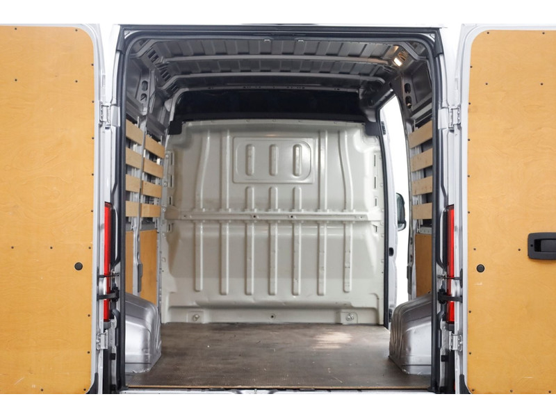 43100258-peugeot-boxer-5