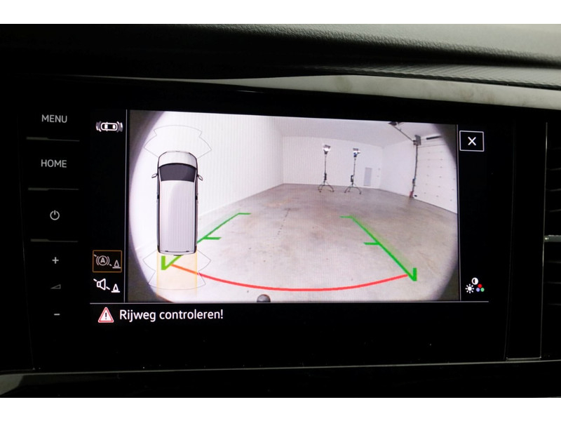 45740420-volkswagen-transporter-16