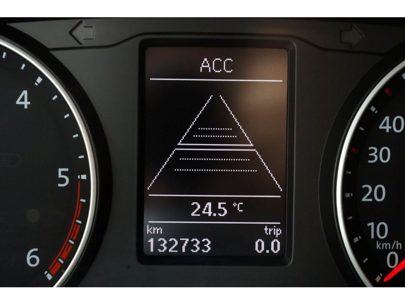 46302144-volkswagen-transporter-16