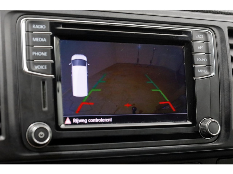 47019605-volkswagen-transporter-15