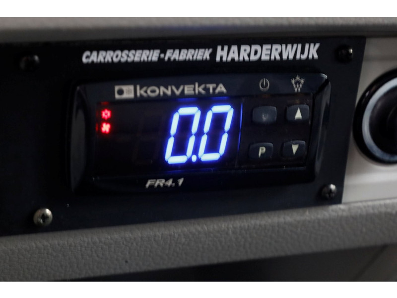 47715108-volkswagen-transporter-20