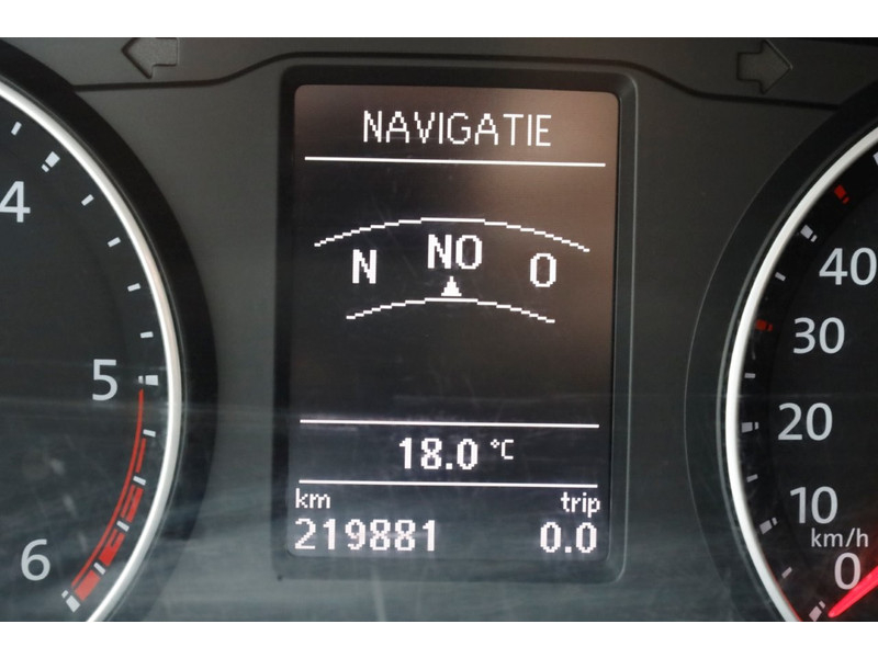 47715108-volkswagen-transporter-25