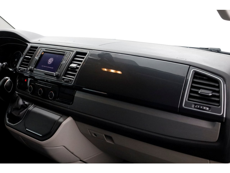 48063148-volkswagen-transporter-16
