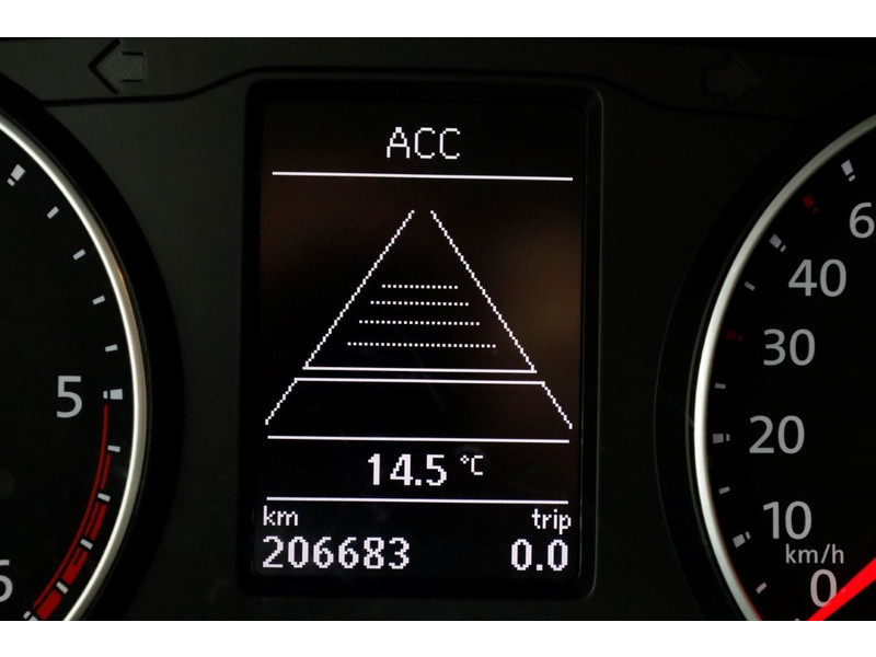 48063148-volkswagen-transporter-17