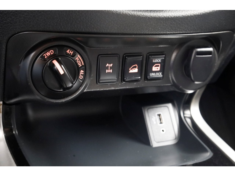 48575405-nissan-navara-18