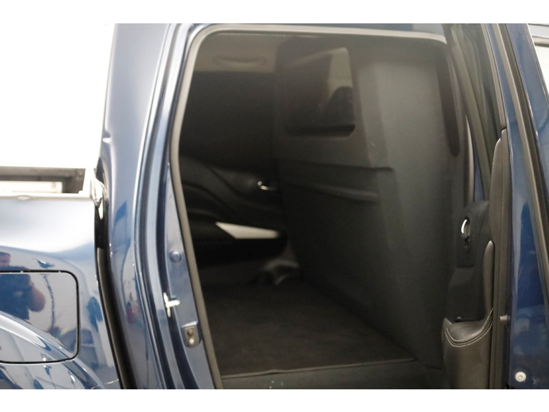 48575405-nissan-navara-6