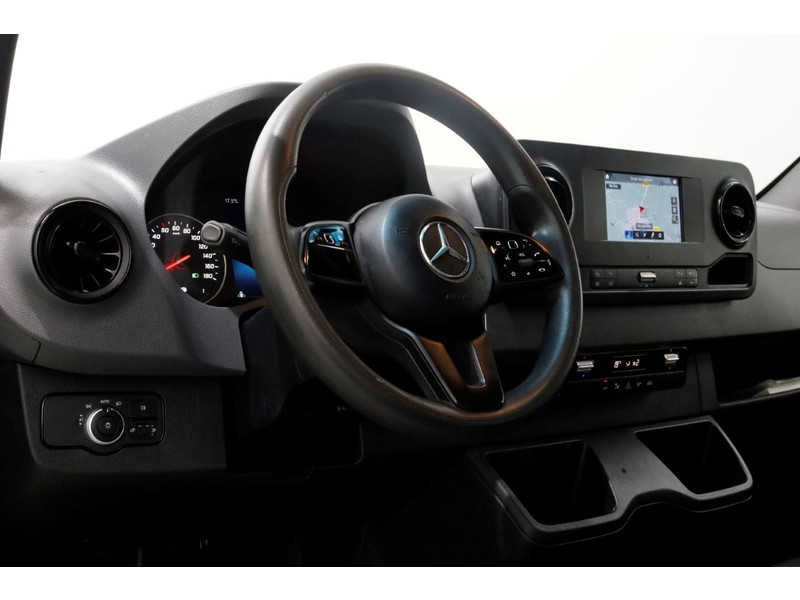 48592379-mercedes-benz-sprinter-13