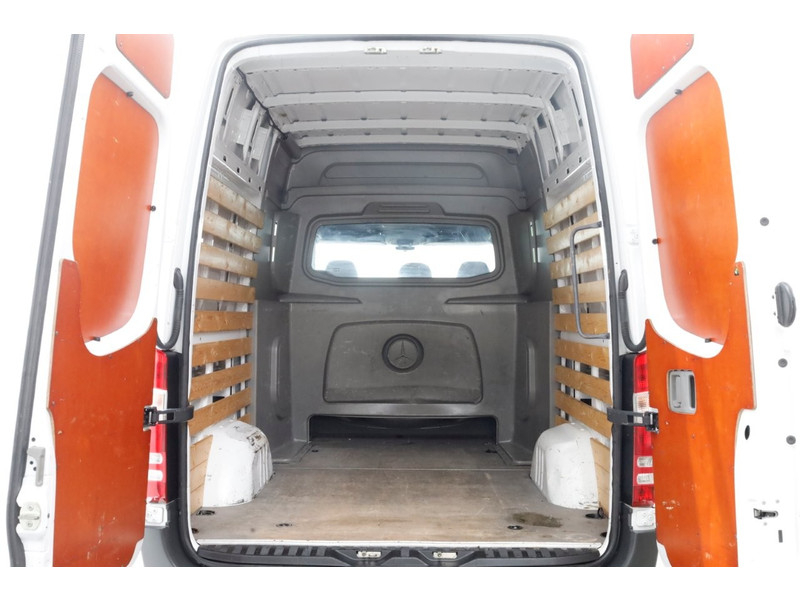 48741993-mercedes-benz-sprinter-5