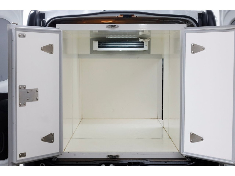 49048433-renault-trafic-12