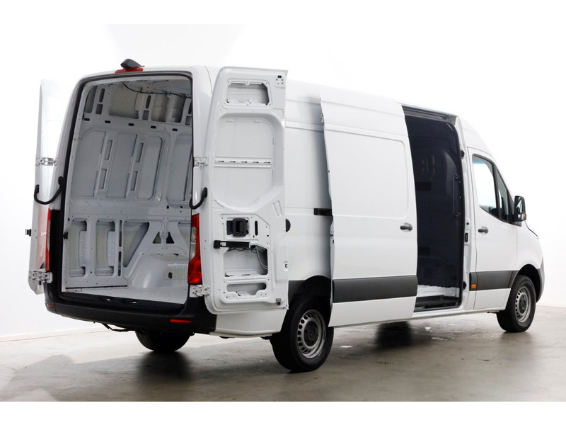 49092065-mercedes-benz-sprinter-11