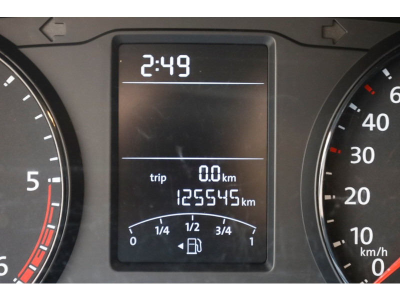 49179500-volkswagen-transporter-16