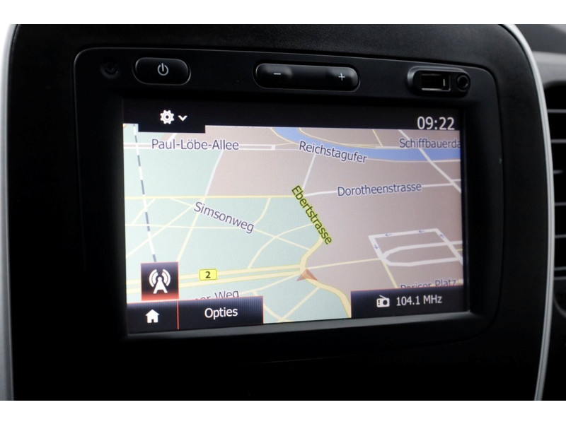 49332984-renault-trafic-13