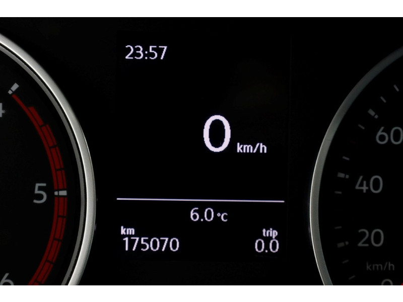 49540328-volkswagen-crafter-14