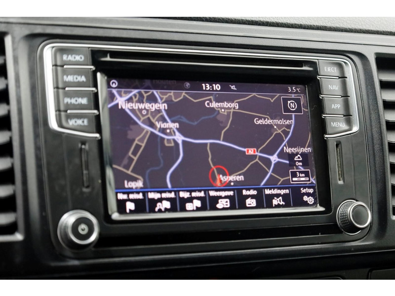 50257610-volkswagen-transporter-16