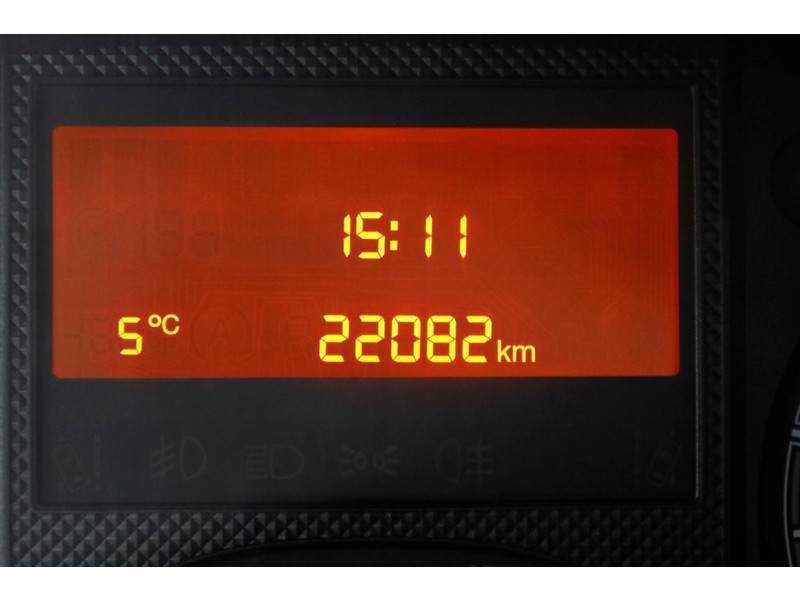 50317634-peugeot-boxer-17