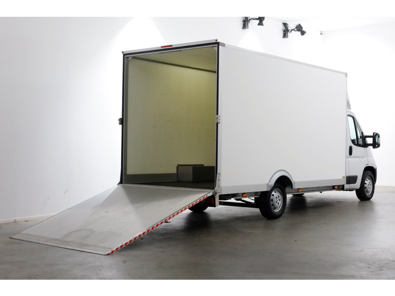 50317634-peugeot-boxer-3