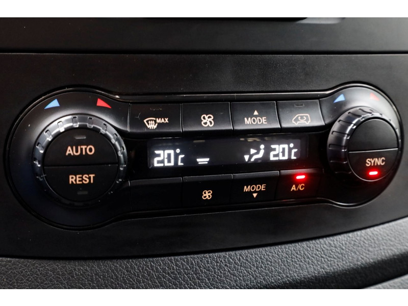 50574019-mercedes-benz-vito-16