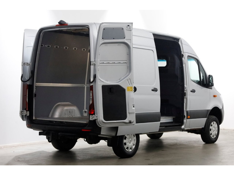 50742929-mercedes-benz-sprinter-11