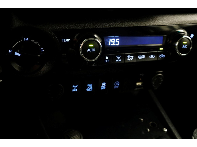 50861051-toyota-hilux-15