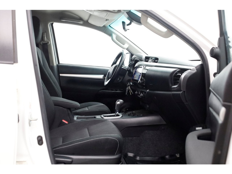 50861052-toyota-hilux-3