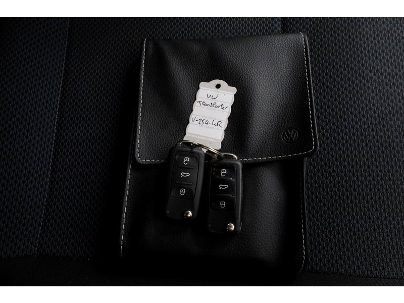 51227517-volkswagen-transporter-8