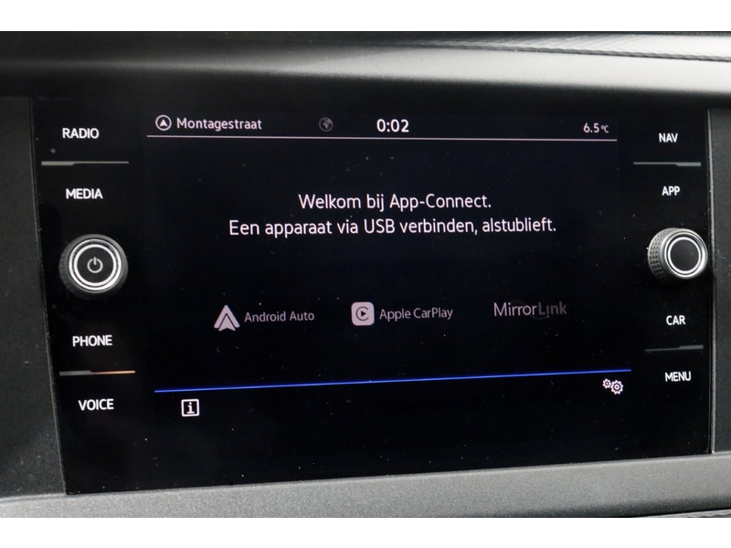 51412275-volkswagen-transporter-17