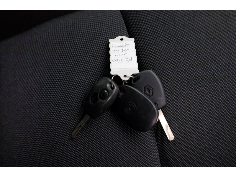 51472297-renault-master-7