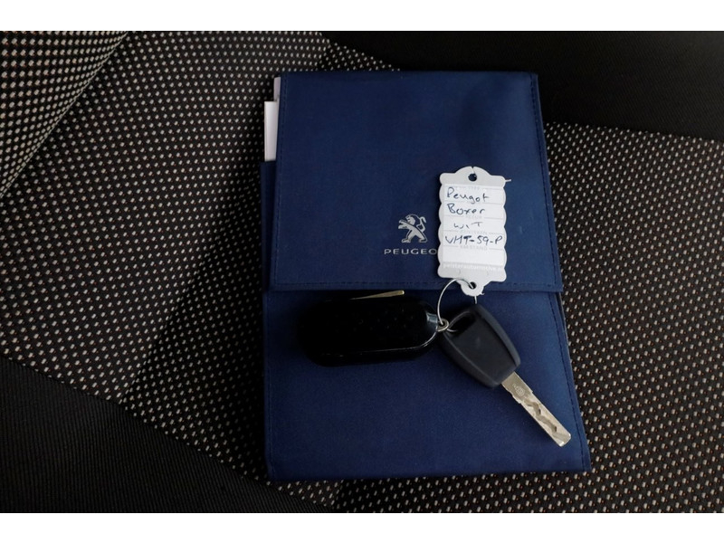 51864698-peugeot-boxer-6