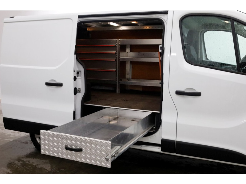 52045378-opel-vivaro-12