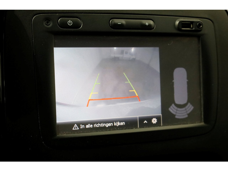 52045378-opel-vivaro-15