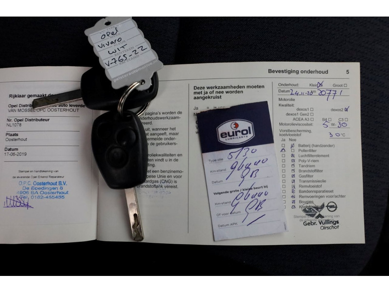 52045378-opel-vivaro-6