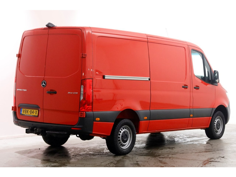 52046928-mercedes-benz-sprinter-2