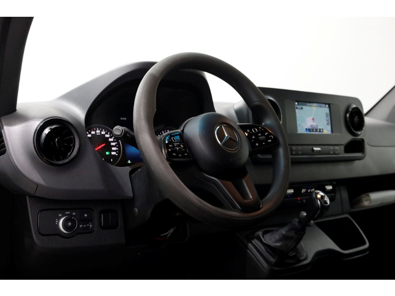 52095729-mercedes-benz-sprinter-17