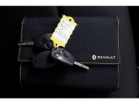 42053118-renault-trafic-6